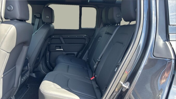 Land Rover Defender 3.0 D250 X-Dynamic SE 110 5dr Auto Diesel Estate - Image 4